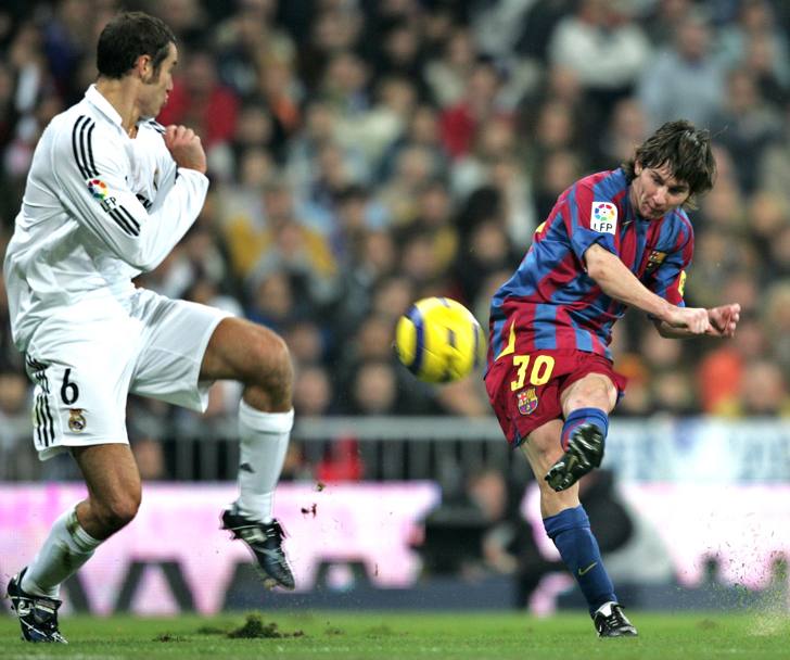 Il Barcellona espugna il Bernabeu nel Clasico Real Madrid vs Barcellona 0-3, 19 novembre 2005 (Ap)